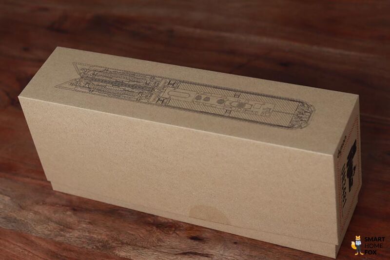 Man sieht den Karton des Dyson Glätteisen